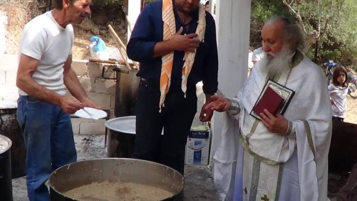 Η ευλογία του "κισκέτς" από τον ιερέα πριν τη διανομή