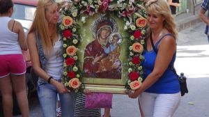 H στολισμένη εικόνα της Παναγίας