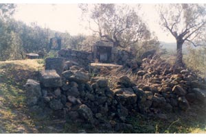 Το ερειπωμένο εκκλησάκι-υπαίθριο εικονοστάσι της Παναγίας, σε απόσταση 70 μ. από τη Βασιλική