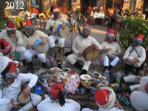 Οι Γιουρούκδες στην πλατεία του χωριού