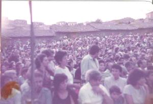 Ο κατάμεστος αύλειος χώρος του Πολύκεντρου κατά τη συναυλία της Γλυκερίας