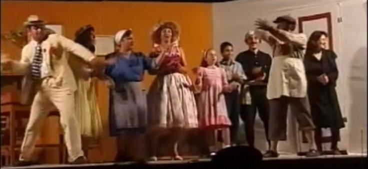 Η Θεατρική Ομάδα του Λαογραφικού Συλλόγου το 2001