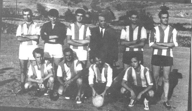 Μεταγενέστερη ομάδα βόλεϊ του Διαγόρα με τον ιατρό Στρατή Κράλη Όρθοι: Γκαγκάρας Χαραλαμπος, Πρωτογυρέλης Νικ., Μάρκου Παρ. Κράλης Στρ., Αντωνάκης Γεωργ., Αθανασίου Χαρ. Κάτω σειρά: Κουλίκας Χρυσ., Παπαστυλαινός Ι., Κουλίκας Ν., Κυριατζής Ιωάν.